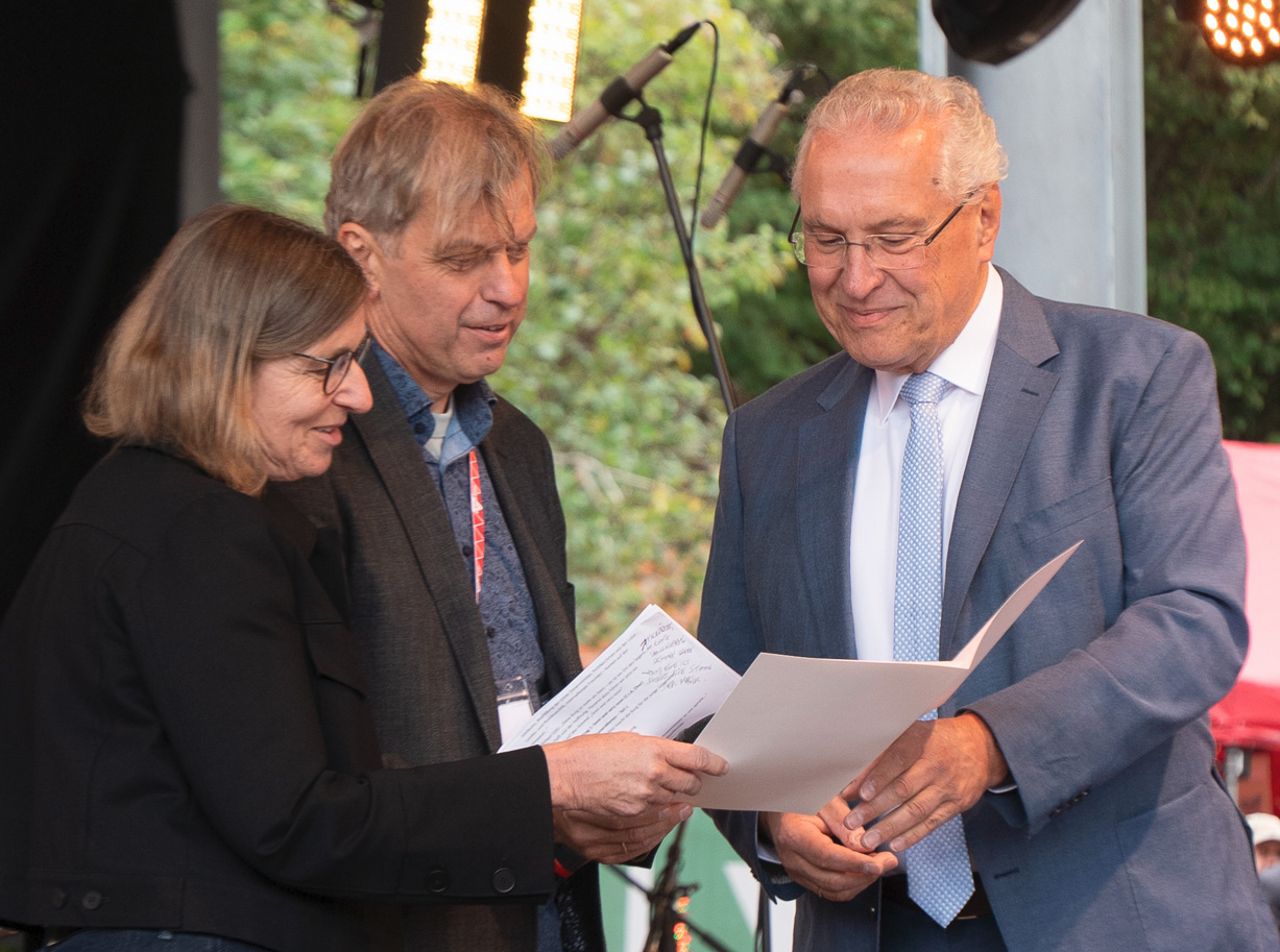 Bayerns Innenminister Joachim Herrmann (rechts) mit Carola Welker und Michael Götz